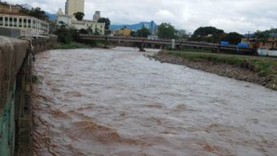 El mes de octubre comenzó con un temporal que provocó la crecida del río Choluteca en Honduras.