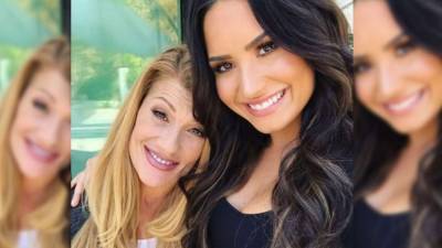 Dianna De La Garza (i), madre de Demi, reveló que la cantante está 'sana y feliz'. Foto archivo redes.