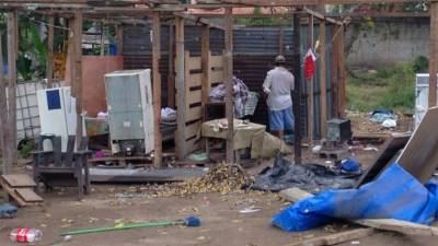 Los habitantes de los predios desalojaron sus pertenecias.