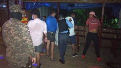 Agentes de la Policía Nacional y Militar realizando operativos anoche.