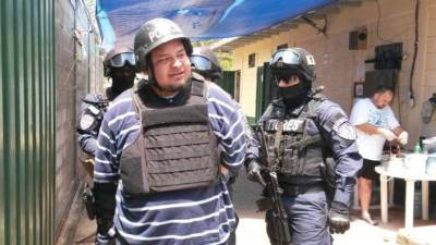 Sixto Obed García cuando era sacado de las celdas del Primer Batallón de Infantería.