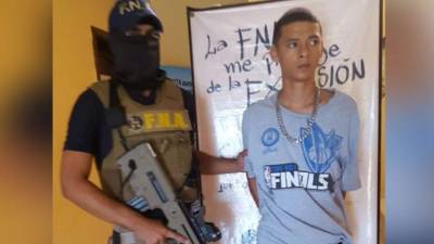 Jonatan Calec Alberto Acosta detenido por las autoridades.