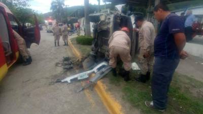 Bomberos ayudaron al rescate de las personas lesionadas.