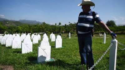 El sargento hondureño Cruz Alberto Arita, junto a placas de piedra en memoria del ejército caído en la Guerra de las 100 Horas de 1969 entre Honduras y El Salvador, en el Centro Histórico El Ticante de Nueva Ocotepeque. Foto: AFP