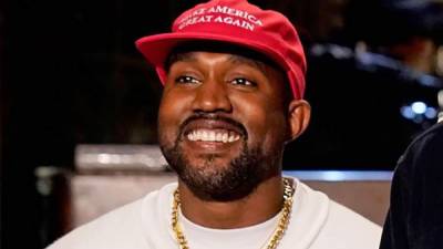 Kanye West usó una gorra con el eslogan de campaña de Trump en su última presentación en SNL.