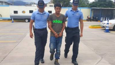 A Flores Hernández, junto con otras dos personas que ya fueron capturados, se le supone responsable del delito de asesinato en perjuicio de Alis Rafael Valladares García.