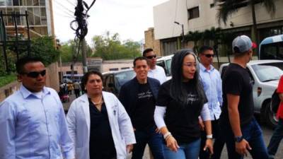 Al Congreso Nacional llegaron Gabriela Castellanos y Odir Fernández, del CNA, y la doctora Suyapa Figueroa.