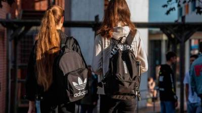 Estudiantes van a la escuela en Rostock, Alemania.