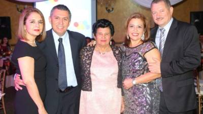 Rina y Tulio Chinchilla, la cumpleañera Bertha Lidia Chinchilla, Elena y Martín López.