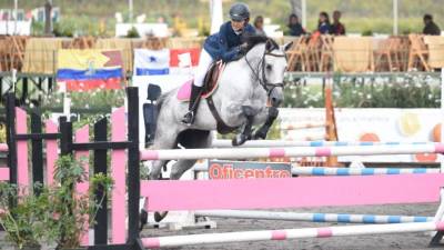 Nadja Raján, la única amazona sampedrana que compitió en esta actividad en Guatemala. Se lució sobre la imponente Dinastía.