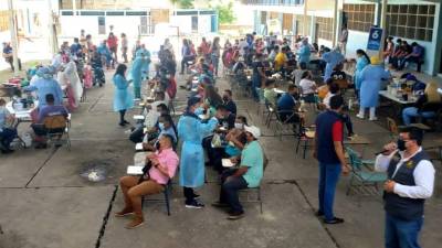 Continúan las jornadas de vacunación para inocular a la mayor cantidad de personas posibles ante los embates del covid-19.