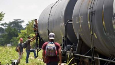 Miles de migrantes que intentan cruzar la frontera están sometidos a grandes sacrificios.