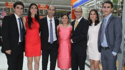 Gabriel, María Elena, Kenny, Jenny, Kenny, Jennifer y David Yuja.