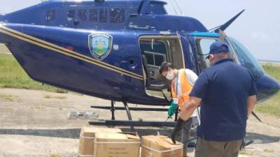 El helicóptero de la Policía Nacional trasladó el equipo hasta la zona insular.