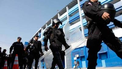 En fotos, varios elementos de la Policía Civil de El Salvador resguardando las afueras del estadio.