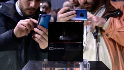 Decenas de personas tomaron fotografías al nuevo teléfono de Huawei.