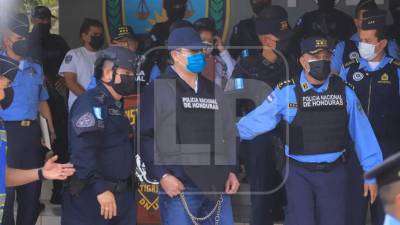 El expresidente Juan Orlanod Hernández siendo presentado por las autoridades policiales en la capital.