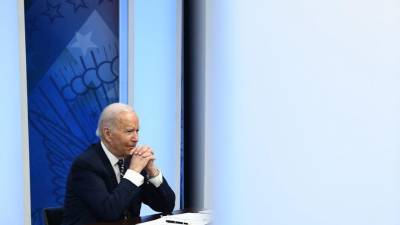 El presidente de los Estados Unidos, Joe Biden, escucha durante una reunión virtual.