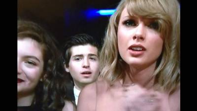 Taylor Swift lució conmocionada al escuchar a Selena Gómez durante los American Music Awards 22014.