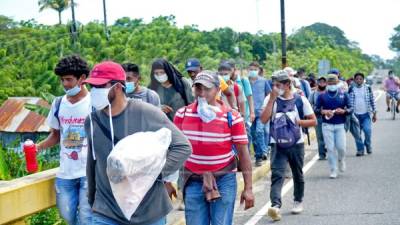 Edwin Gutiérrez y su familia, al igual que otro centenar de hondureños, se aventuraron ayer a emprender el viaje hacia Estados Unidos, dispuestos a encarar los riesgos del viaje y las medidas anunciadas por las autoridades guatemaltecas para contener su avance. La Policía Nacional vigilaba el flujo de migrantes mientras que en Guatemala se desplazaba todo un contingente.