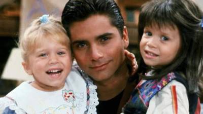 John Stamos junto a las dos gemelas Olsen.
