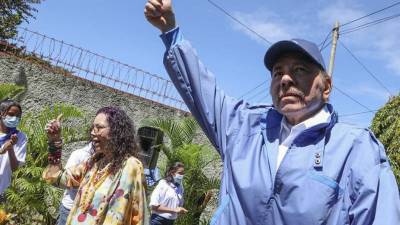 Daniel Ortega y su esposa Rosario Murillo levantando el pulgar después de emitir su voto.