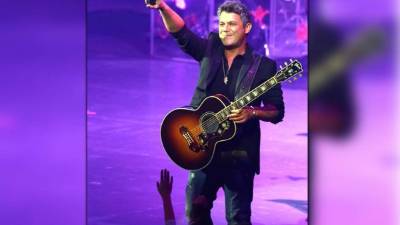 Sirope es el décimo álbum de estudio del cantautor español Alejandro Sanz. Salió al mercado el 4 de mayo de 2015. El álbum se grabó en Miami y en él participaron músicos de distintas partes del mundo.