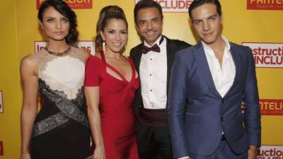 Eugenio Derbez (c) junto a su esposa Alessandra Rosaldo y sus hijos, Vadhir y Aislinn Derbez.