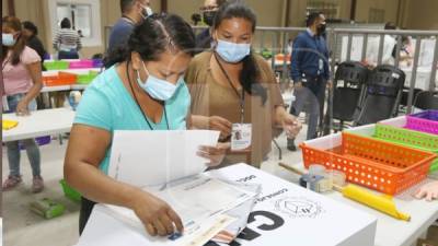 Hasta ayer miércoles por la noche, apenas un corte de resultados oficiales pudo concretar el CNE.