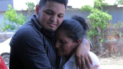 Pascual Zelaya después de 80 días de estar detenido se encontró con su madre María Elvira a quien no miraba desde hace 6 años. Fotos: Cristina Santos y Agencias.