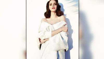 High By the Beach y Freak son cortes de la nueva producción de Lana, el que en los últimos meses de 2015 figuró entre los mejores discos del año.