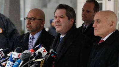 La defensa de el Chapo en una conferencia a las afueras de la corte de Nueva York.