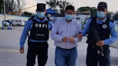 Carlos Roberto Domínguez siendo custodiado por agentes de la DPI.