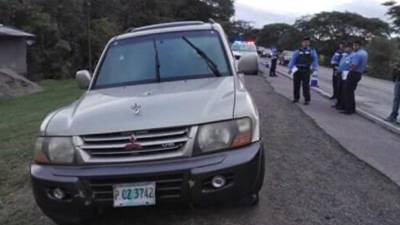 El vehículo tenía impactos de bala y una de las llantas delanteras estaba dañada