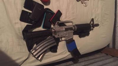 Entre las pruebas están las armas decomisadas.