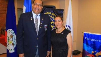 El gobernador René Villanueva y la presidenta del club Suyapa Antúnez.