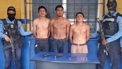 Les decomisaron dos armas de fuego.