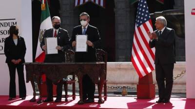 El presidente de México, Andrés Manuel López Obrador (d); y la vicepresidenta de Estados Unidos, Kamala Harris (i), acompañan al encargado de Negocios de la embajada de Estados Unidos en México, John S. Creamer (c,i); y del secretario de Relaciones Exteriores, Marcelo Ebrard (c,d), durante la firma del memorándum de entendimiento sobre cooperación para el desarrollo en Palacio Nacional de la Ciudad de México.