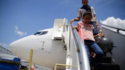 Un hondureño y su hija llegan deportados al aeropuerto Ramón Villeda Morales de San Pedro Sula.
