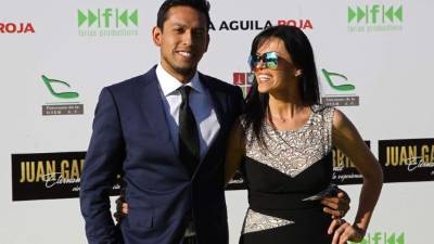 Iván y Simona Aguilera, el hijo mayor y la nuera del fallecido cantante mexicano Juan Gabriel. EFE/Archivo