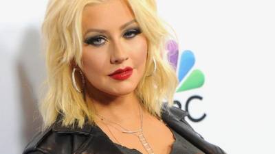 La cantante sorprendió a sus seguidores posando con un rostro completamente al desnudo para la revista Paper.