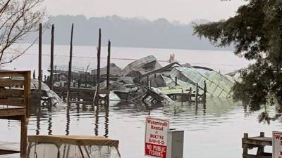 Así quedaron las embarcaciones que fueron consumidas por las llamas. Foto: twitter.