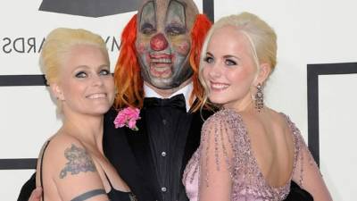 Shawn Crahan junto a su hija, Gabrielle (d), y su esposa, Chantel Crahan.