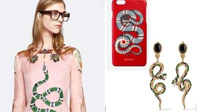 Los collares, forros de celular y hasta aritos tienen la presencia de serpiente.