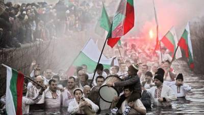 Unos 250 hombres rompieron la capa de hielo que cubría el río Tundzha y se lanzaron a sus gélidas aguas, donde permanecieron más de media hora.