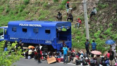 Los migrantes africanos cerca de un camión de la policía hondureña.