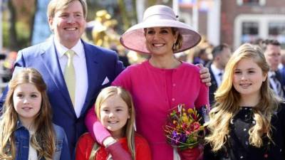 Los reyes Guillermo y Máxima de Holanda junto a sus tres hijas.