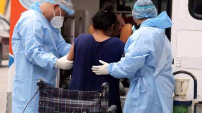 Personal de salud traslada a un paciente con probabilidades de haber contraido la covid-19 al hospital San Felipe, donde son atendidos los casos positivos en Tegucigalpa, el 9 de junio de 2021.