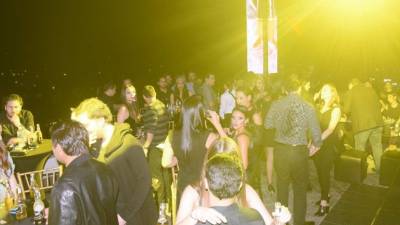 Los exclusivos invitados se divirtieron en una noche de estilo cosmopolita.