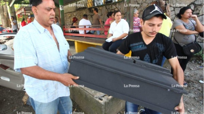 Momentos en que el cuerpecito del menor era retirado de la morgue sampedrana.